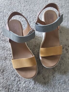 Sorel Cameron Wedges. Faded Spark Sea Salt.Tan, Pink and Light Blue.